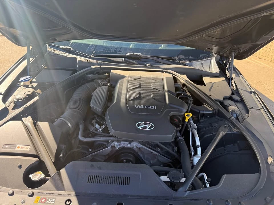 2016 Hyundai Genesis - Image 16 of 17