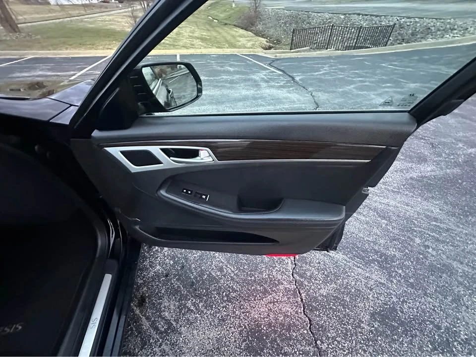 2016 Hyundai Genesis - Image 9 of 20