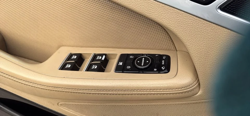 2016 Hyundai Genesis - Image 10 of 13
