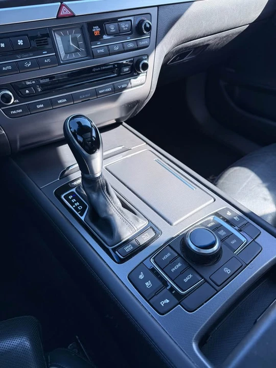 2016 Hyundai Genesis - Image 13 of 19
