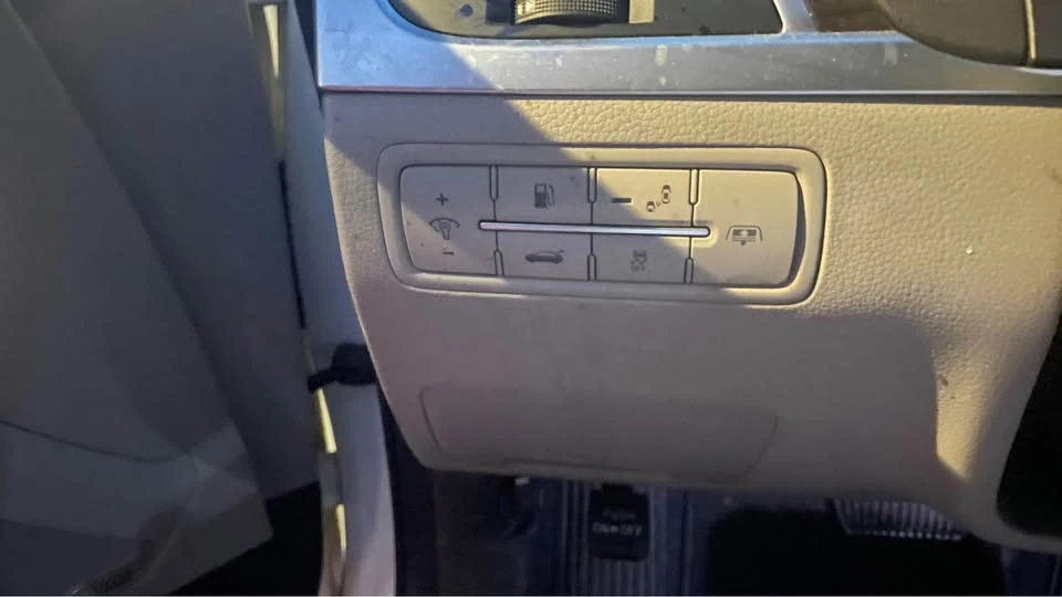 2016 Hyundai Genesis - Image 19 of 20