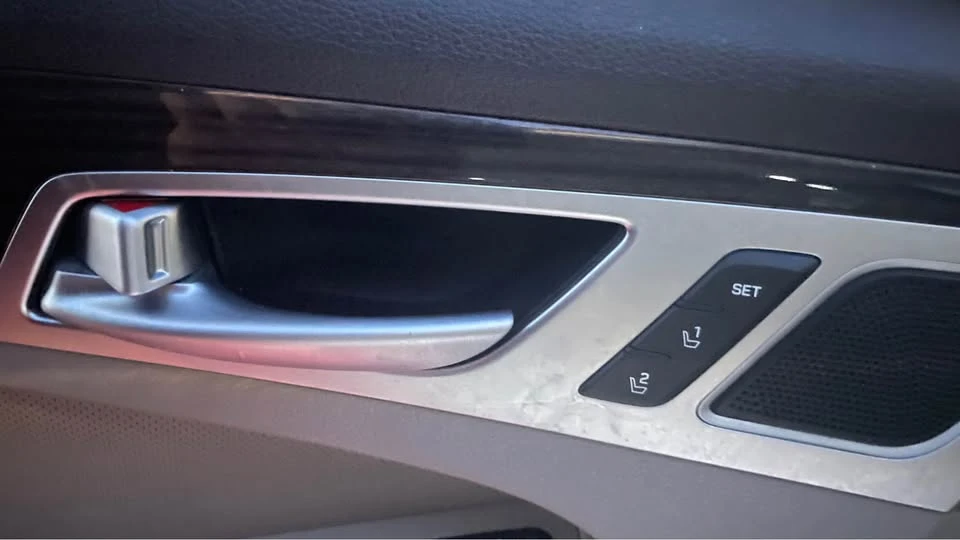 2016 Hyundai Genesis - Image 18 of 20