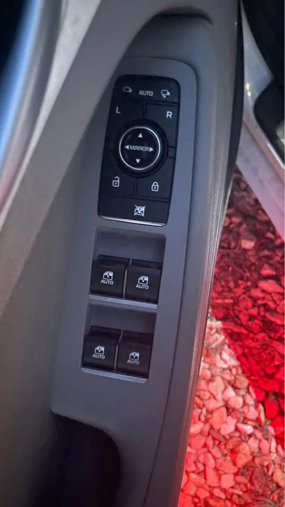 2016 Hyundai Genesis - Image 17 of 20