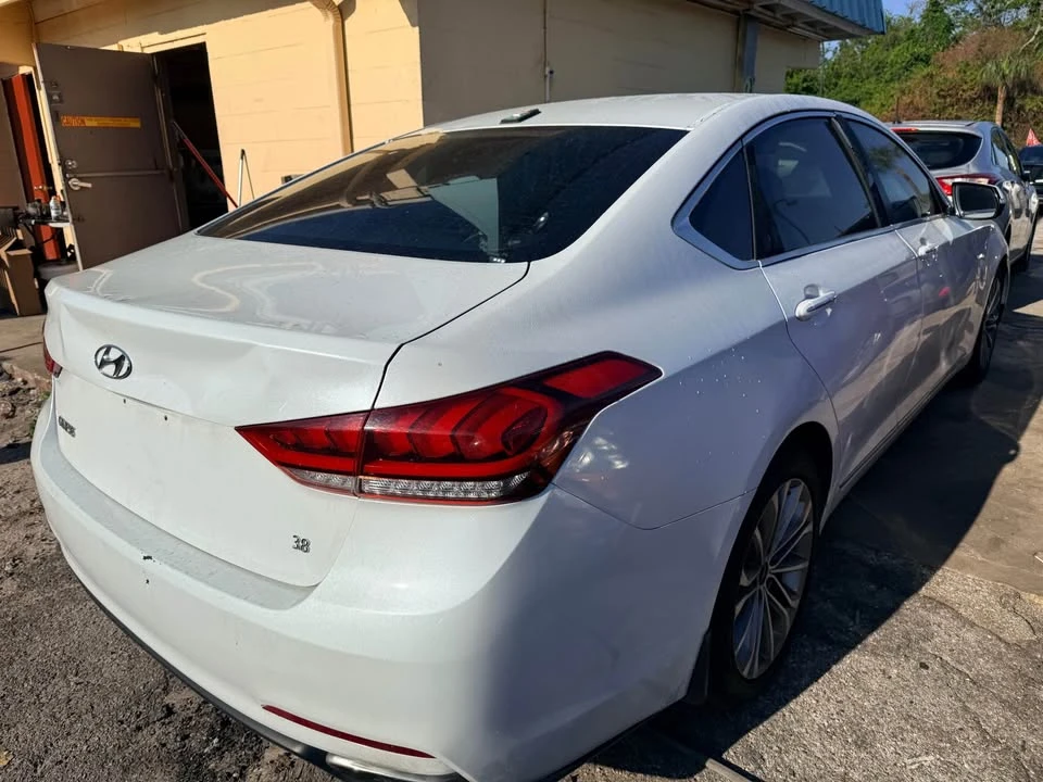 2016 Hyundai Genesis - Image 5 of 8