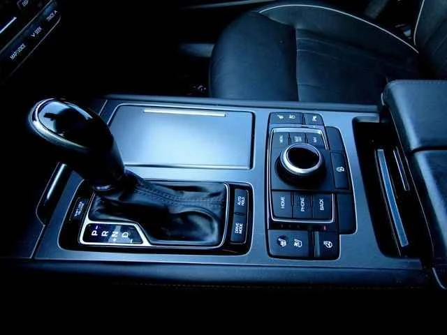 2016 Hyundai Genesis - Image 13 of 18