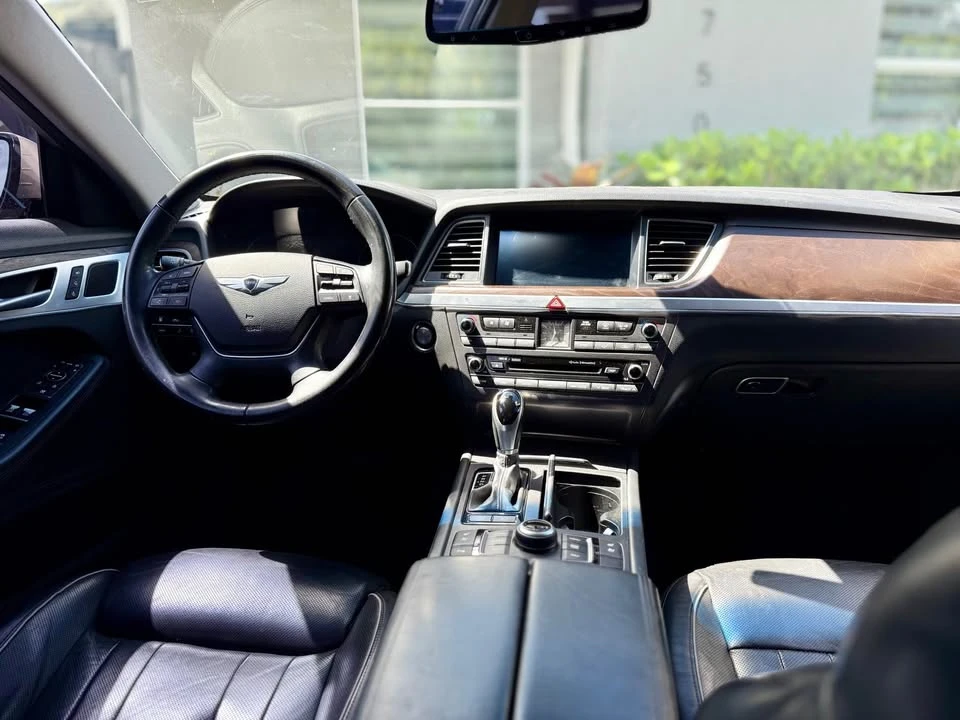2016 Hyundai Genesis - Image 11 of 13