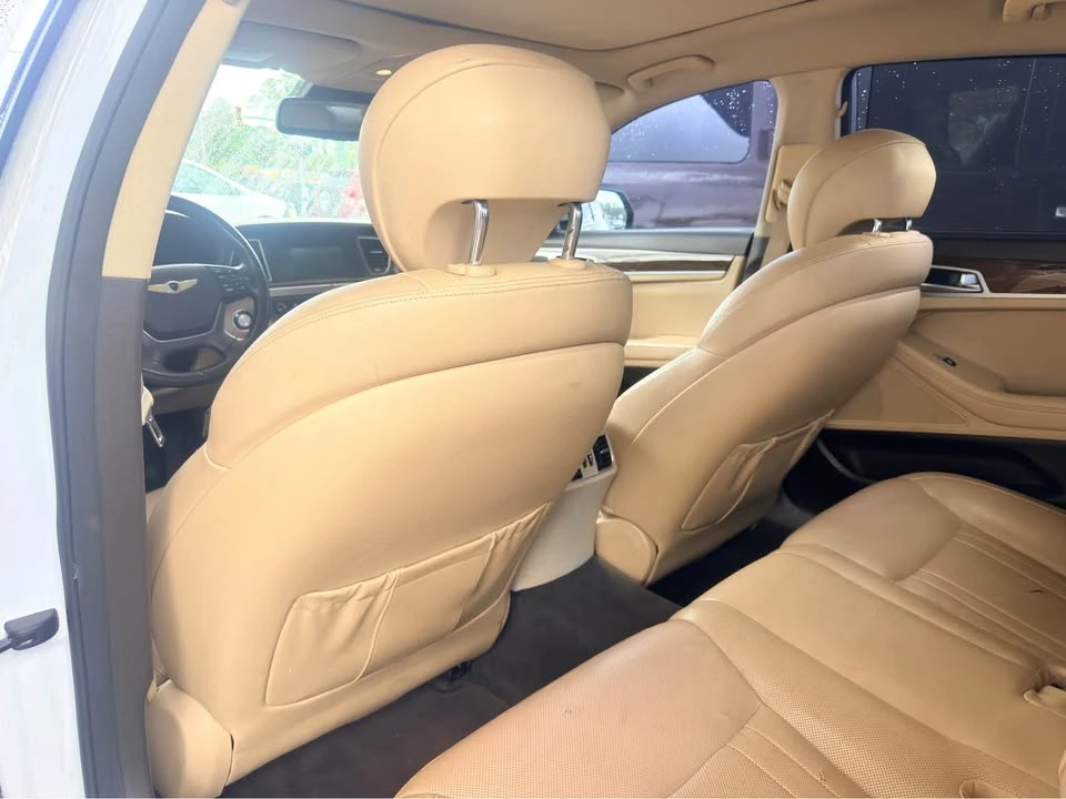 2016 Hyundai Genesis - Image 15 of 18