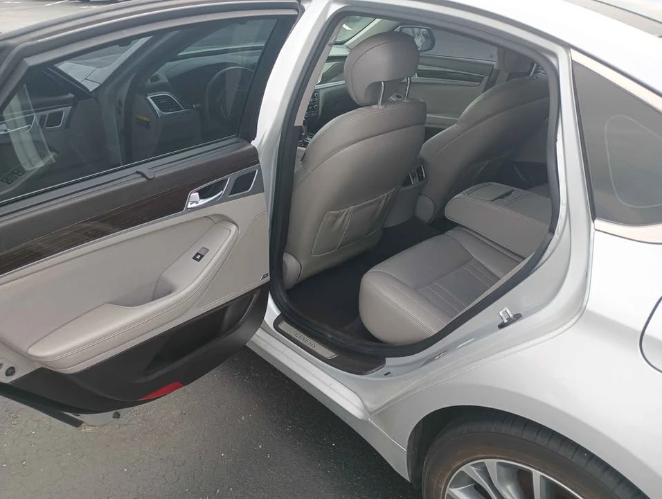 2016 Hyundai Genesis - Image 6 of 10
