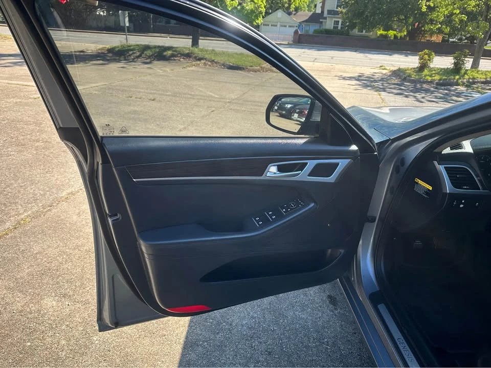 2016 Hyundai Genesis - Image 9 of 20