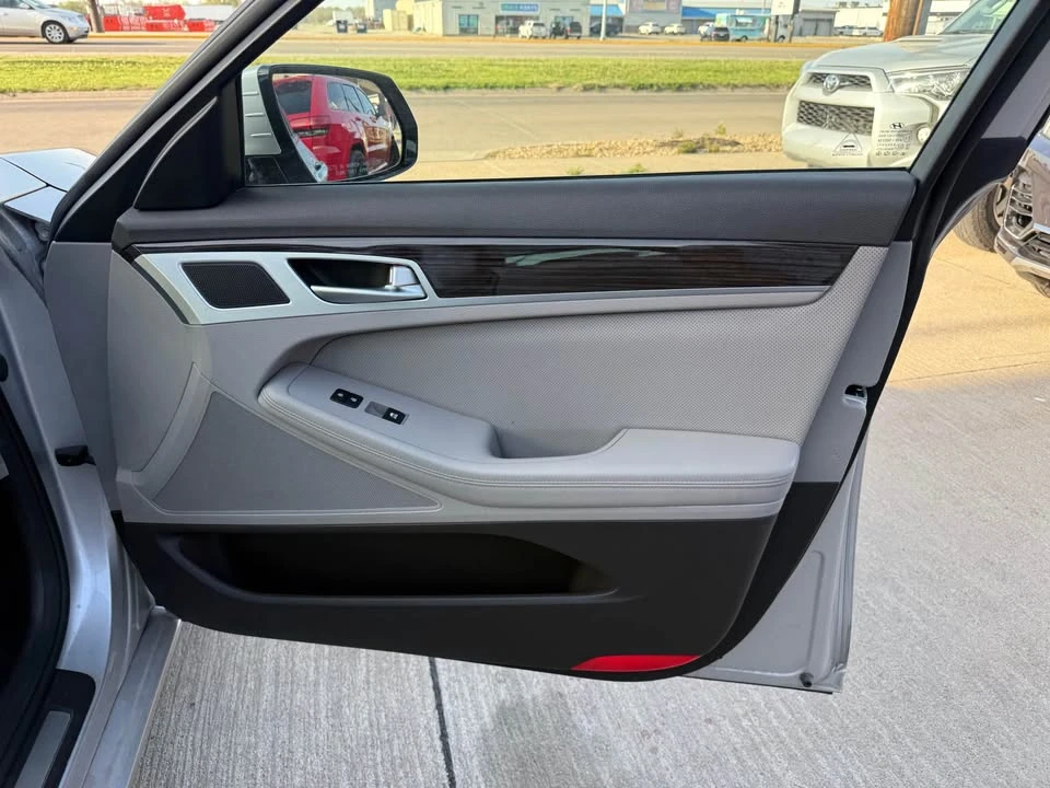 2016 Hyundai Genesis - Image 14 of 18