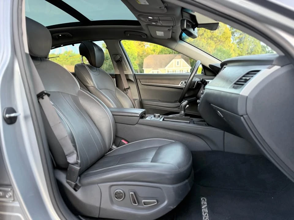 2016 Hyundai Genesis - Image 12 of 17