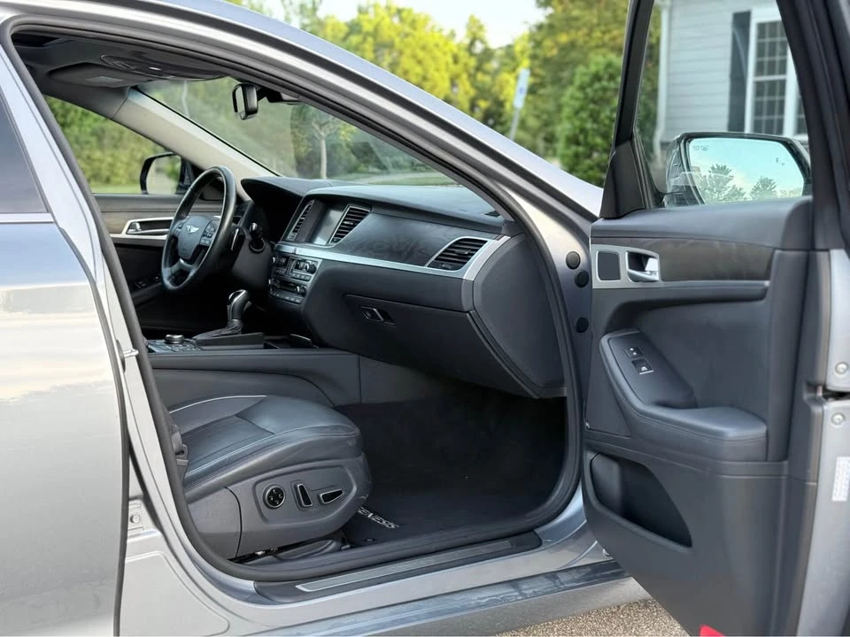2016 Hyundai Genesis - Image 11 of 17