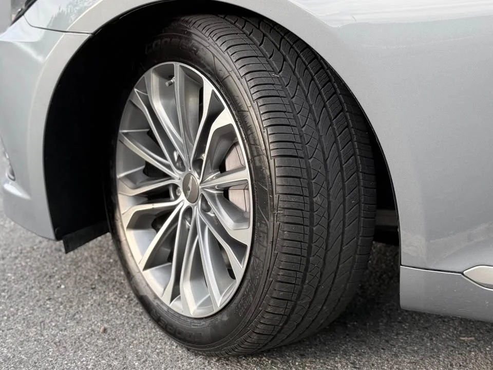 2016 Hyundai Genesis - Image 16 of 17