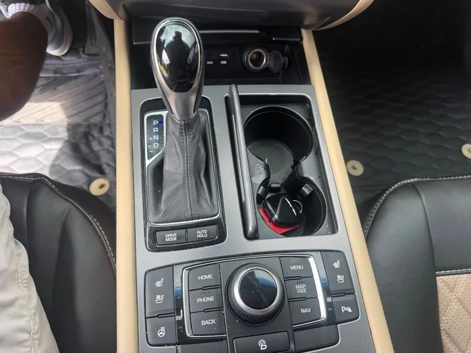 2016 Hyundai Genesis - Image 16 of 18