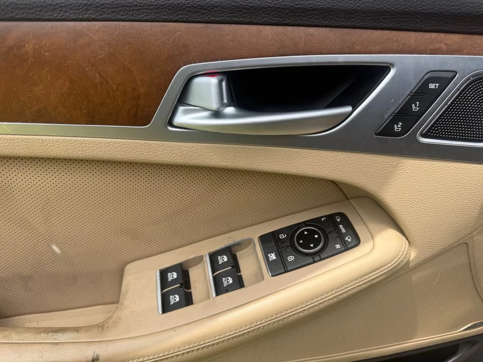2016 Hyundai Genesis - Image 13 of 18