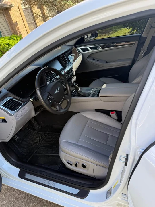 2016 Hyundai Genesis - Image 5 of 8