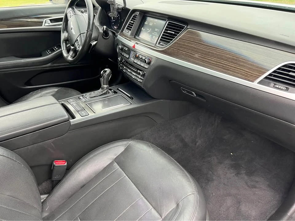 2016 Hyundai Genesis - Image 14 of 19