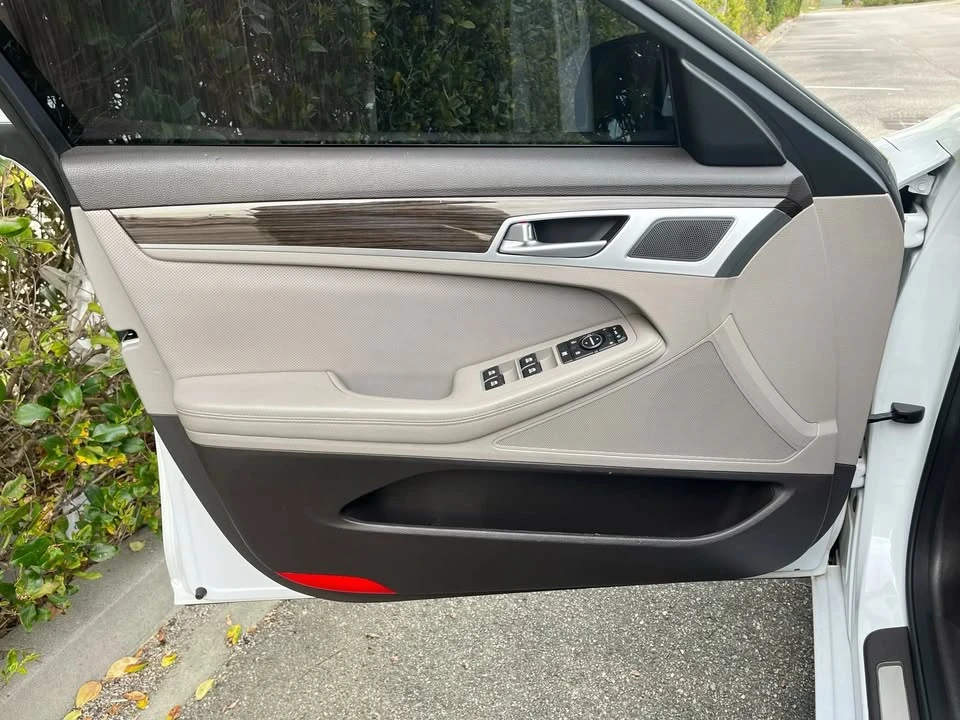 2016 Hyundai Genesis - Image 18 of 20