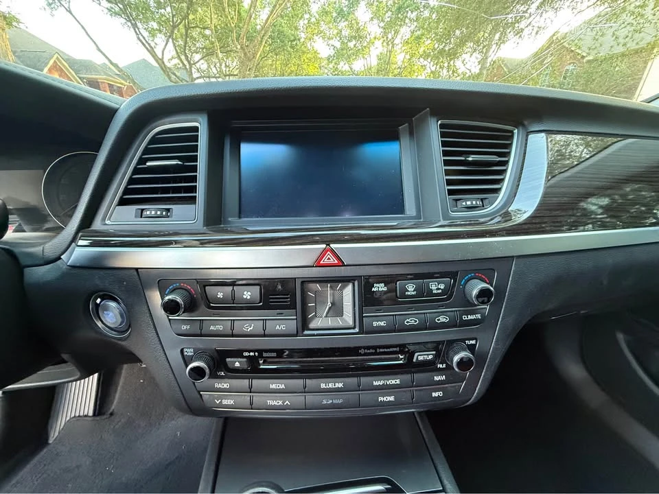 2016 Hyundai Genesis - Image 11 of 20