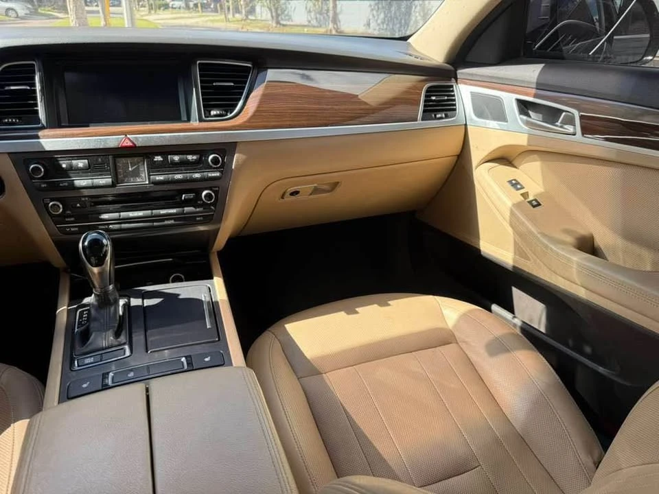2016 Hyundai Genesis - Image 17 of 20