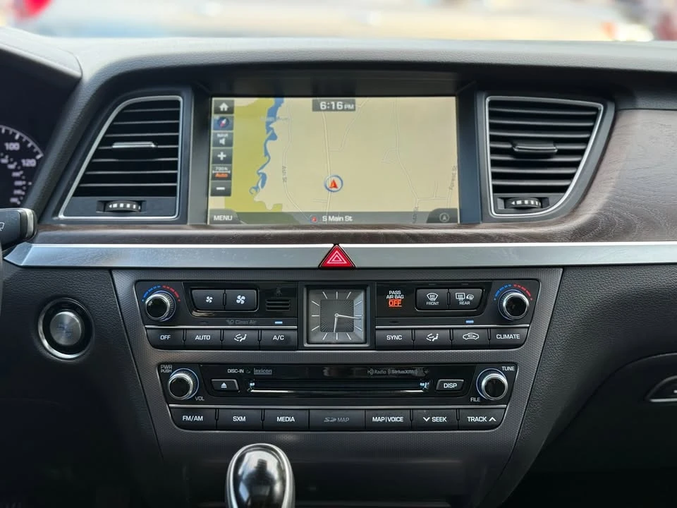 2016 Hyundai Genesis - Image 13 of 19