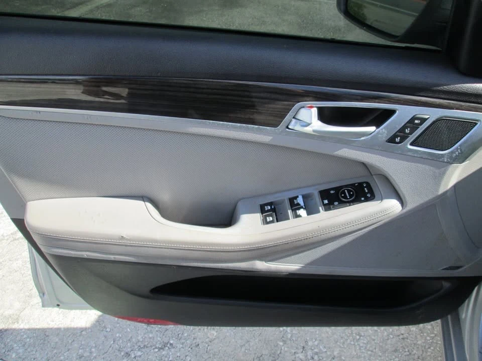 2016 Hyundai Genesis - Image 12 of 16