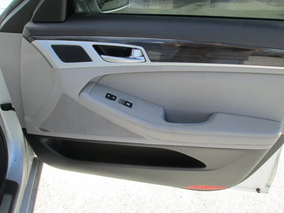 2016 Hyundai Genesis - Image 13 of 16