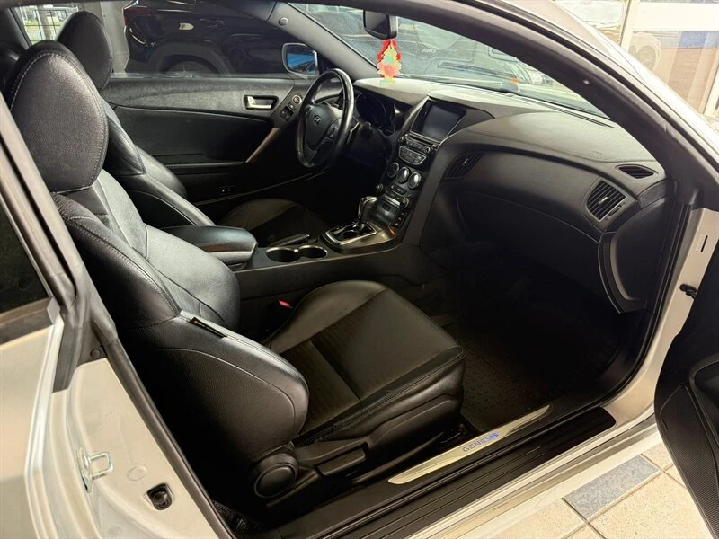 2016 Hyundai Genesis - Image 15 of 16