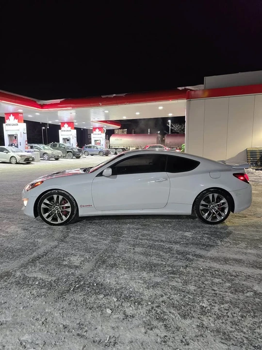 2016 Hyundai Genesis - Image 2 of 9