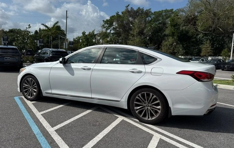 2016 Hyundai Genesis - Image 5 of 10