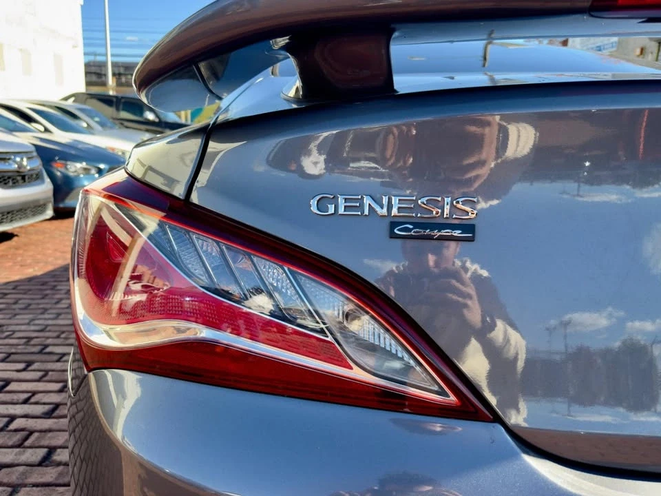 2016 Hyundai Genesis - Image 12 of 17