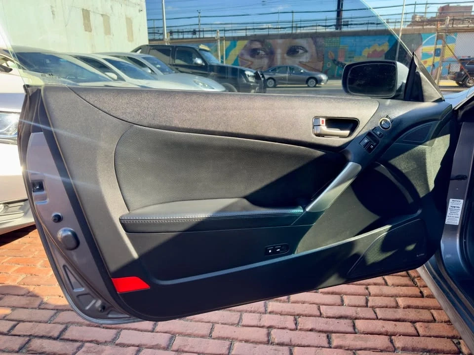 2016 Hyundai Genesis - Image 9 of 17