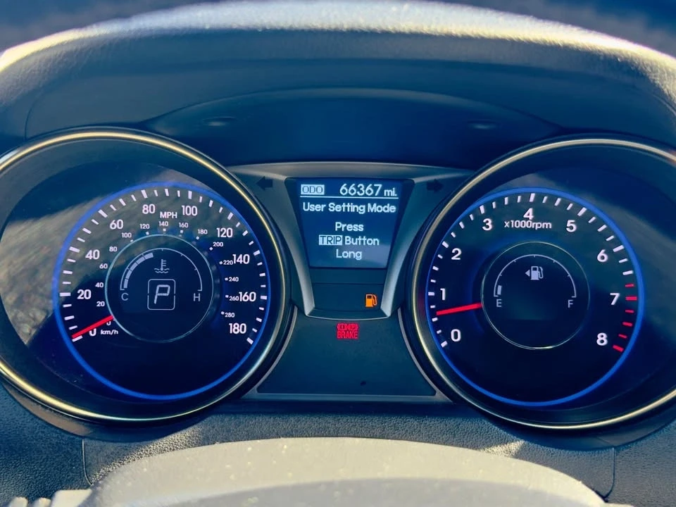 2016 Hyundai Genesis - Image 14 of 17