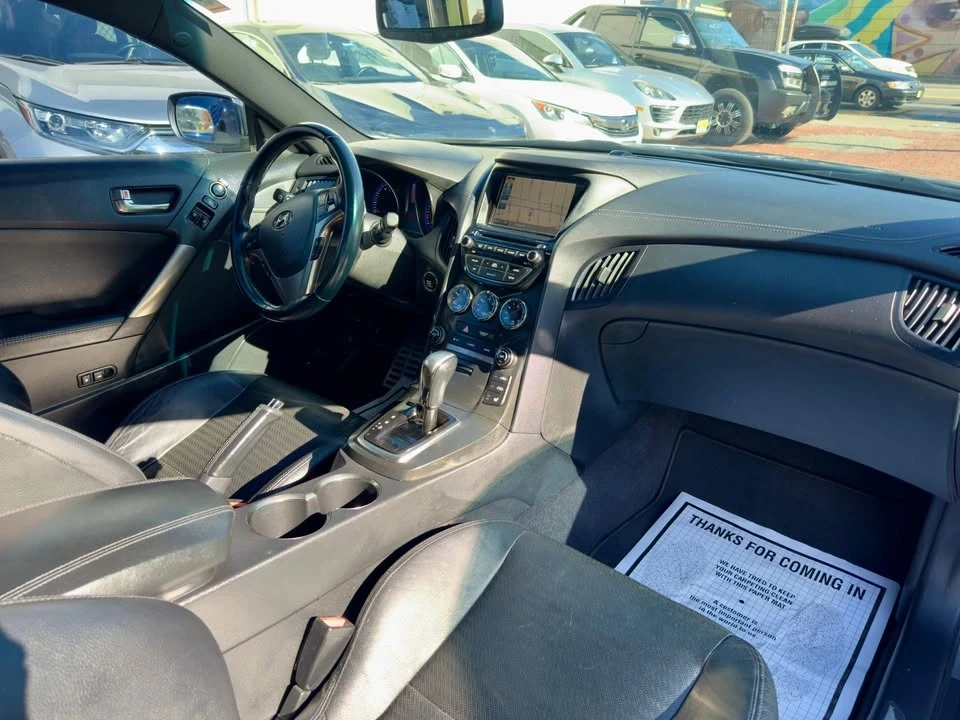 2016 Hyundai Genesis - Image 8 of 17