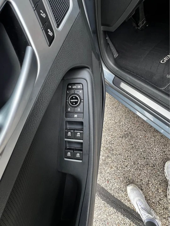 2016 Hyundai Genesis - Image 13 of 20