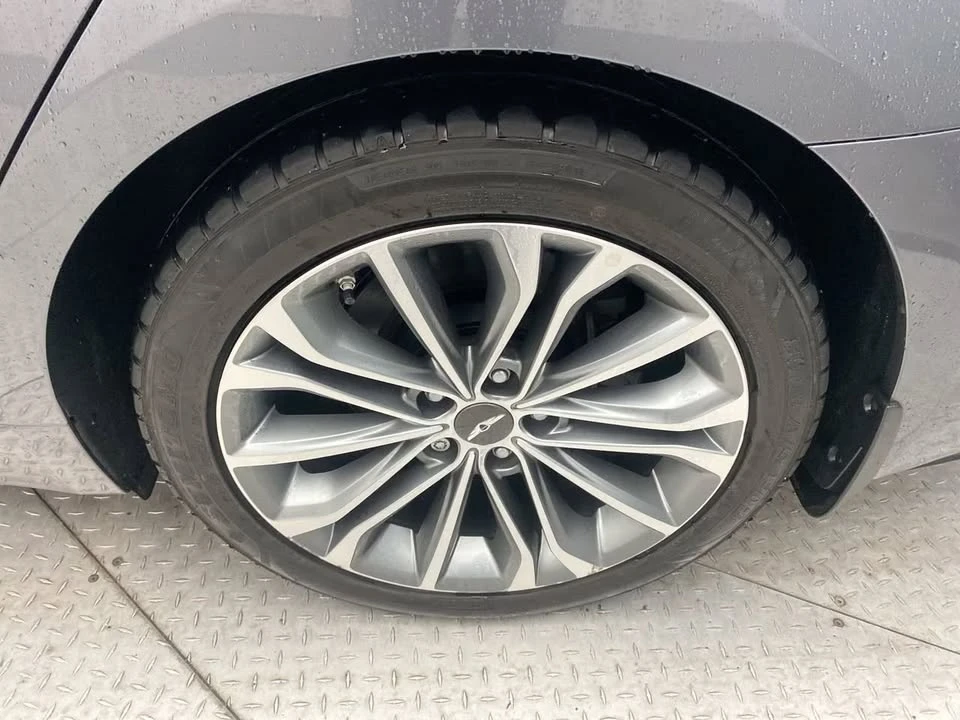 2016 Hyundai Genesis - Image 9 of 20