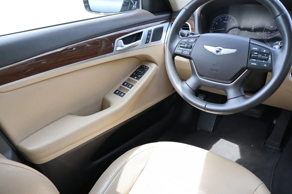 2016 Hyundai Genesis - Image 13 of 20