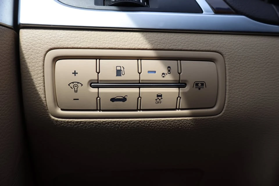 2016 Hyundai Genesis - Image 15 of 20