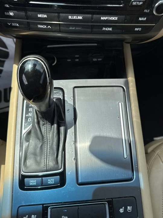 2016 Hyundai Genesis - Image 15 of 18