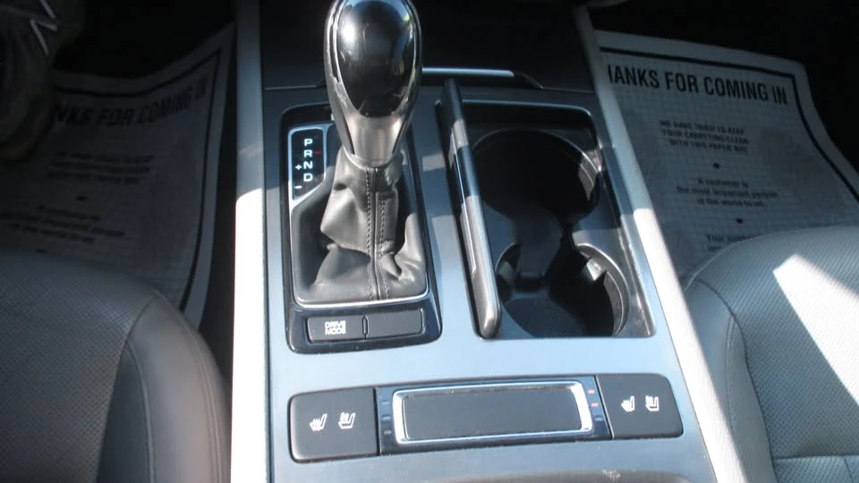 2016 Hyundai Genesis - Image 9 of 18