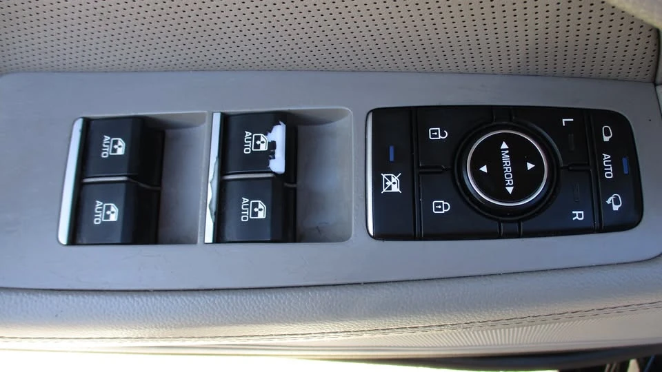 2016 Hyundai Genesis - Image 17 of 18