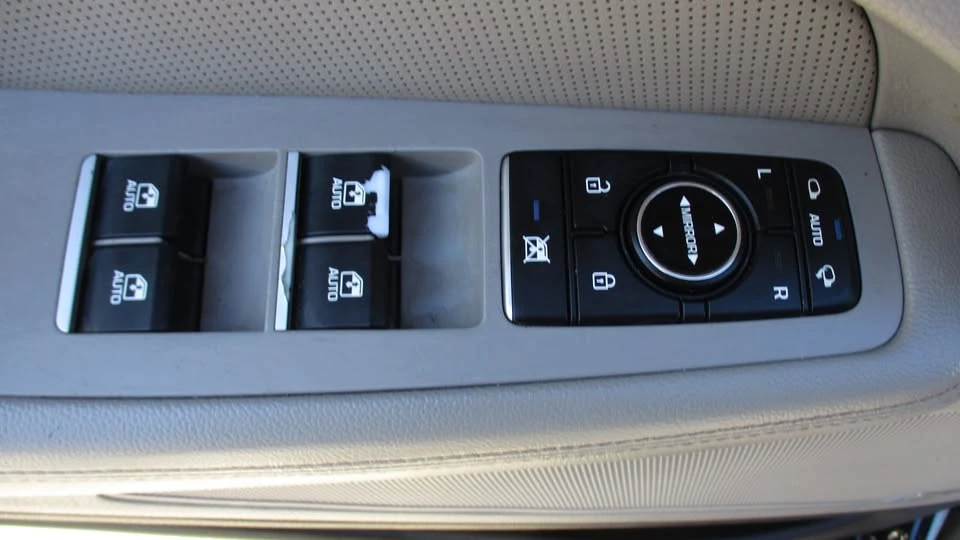 2016 Hyundai Genesis - Image 17 of 18