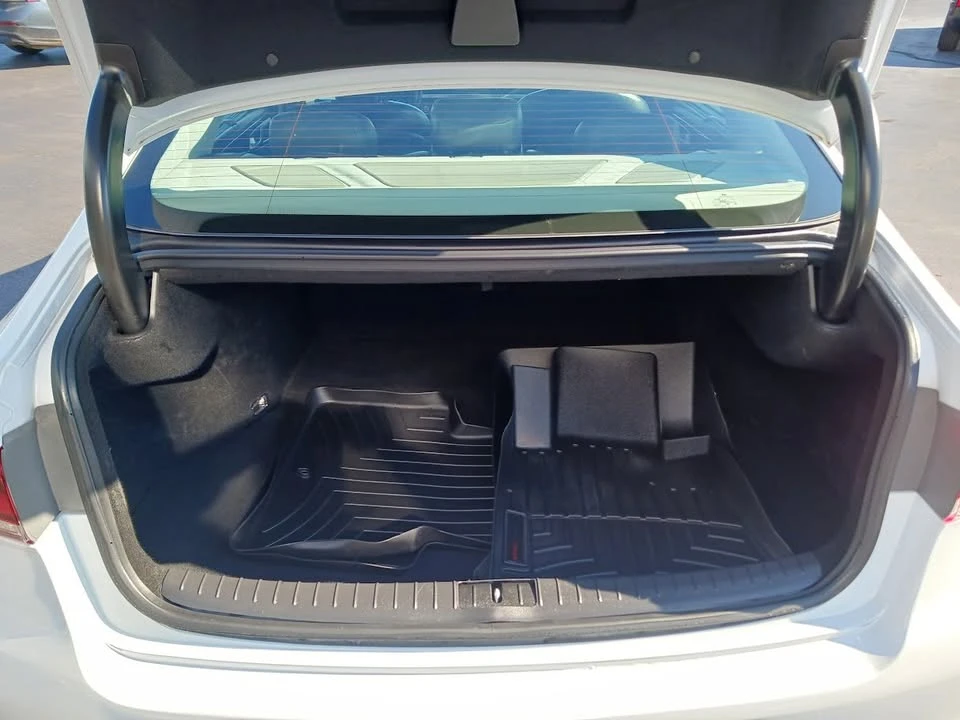 2016 Hyundai Genesis - Image 9 of 19