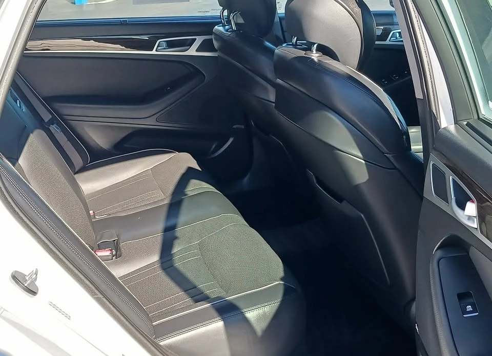 2016 Hyundai Genesis - Image 10 of 19