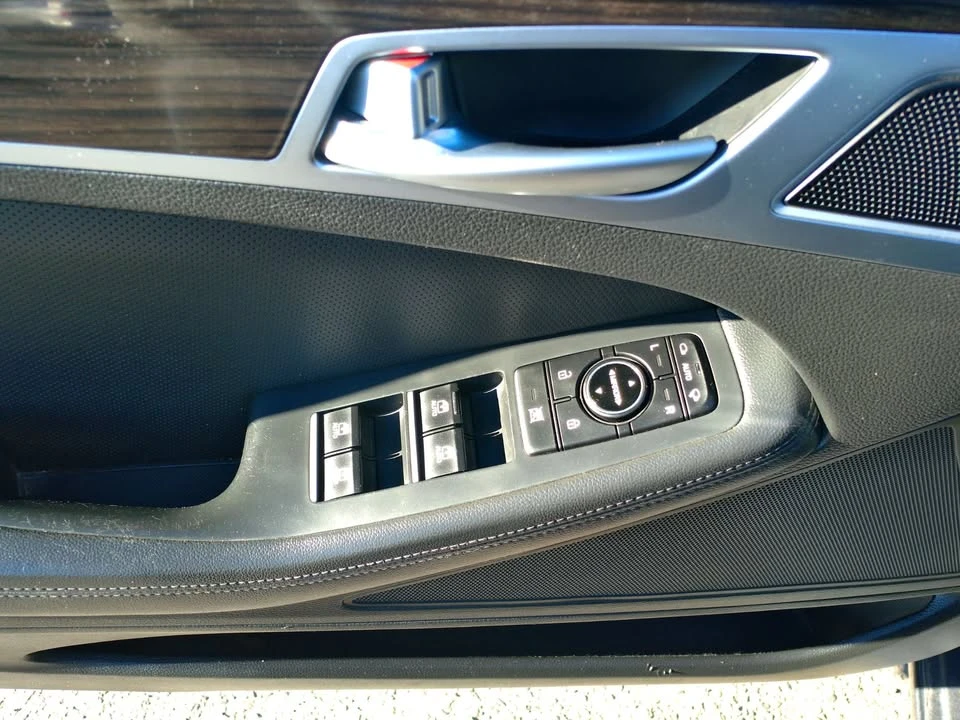 2016 Hyundai Genesis - Image 13 of 19