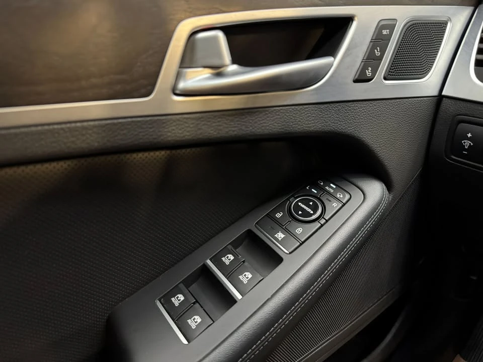 2016 Hyundai Genesis - Image 16 of 17