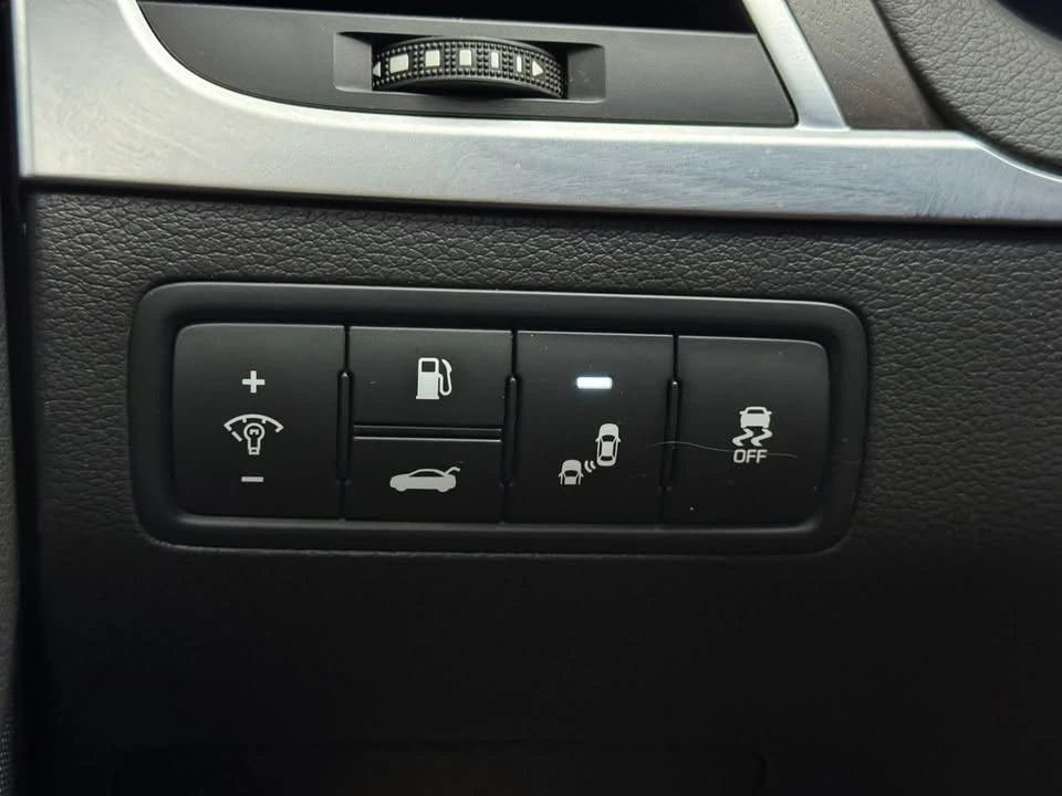 2016 Hyundai Genesis - Image 13 of 17