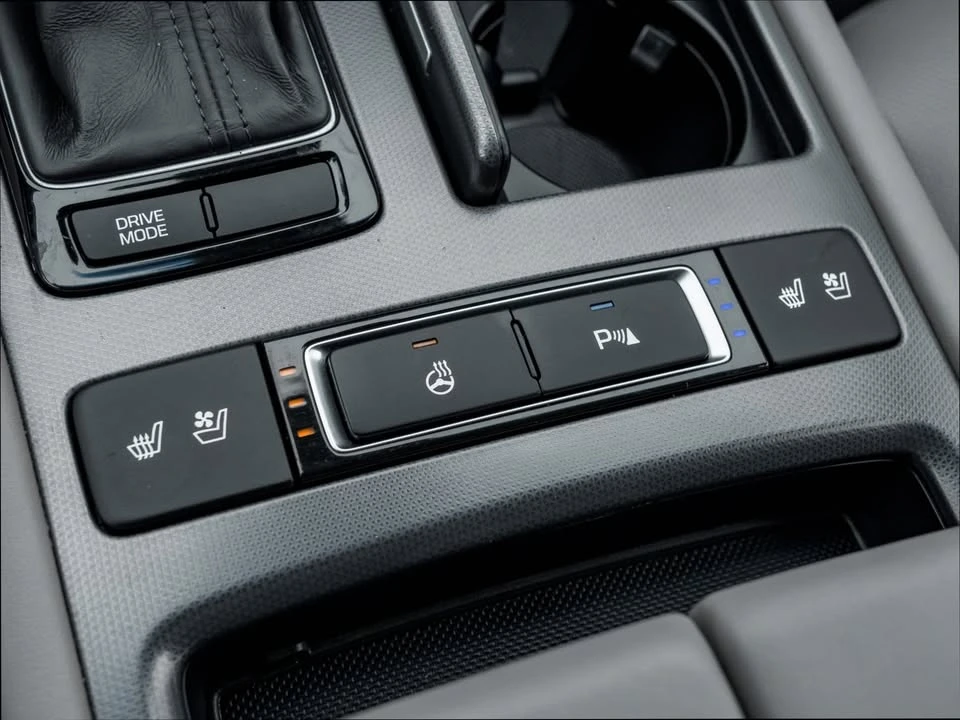 2016 Hyundai Genesis - Image 18 of 19