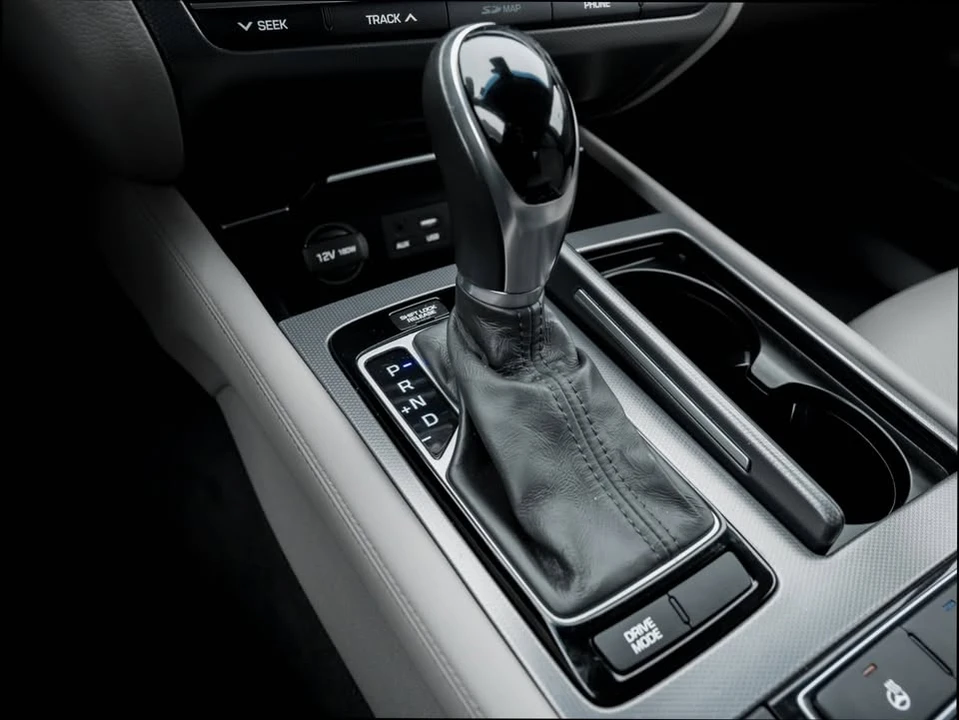 2016 Hyundai Genesis - Image 17 of 19