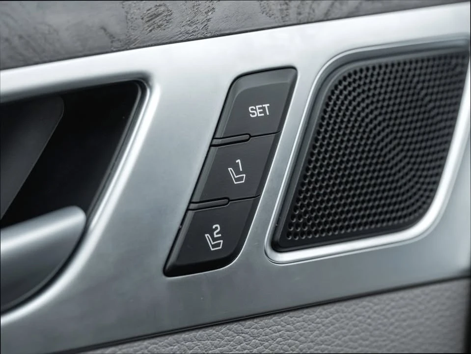 2016 Hyundai Genesis - Image 15 of 19